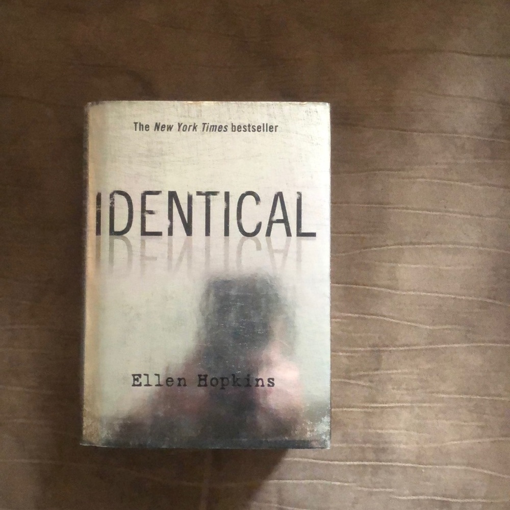 ♥️ 3/10$ Identical by Ellen Hopkins